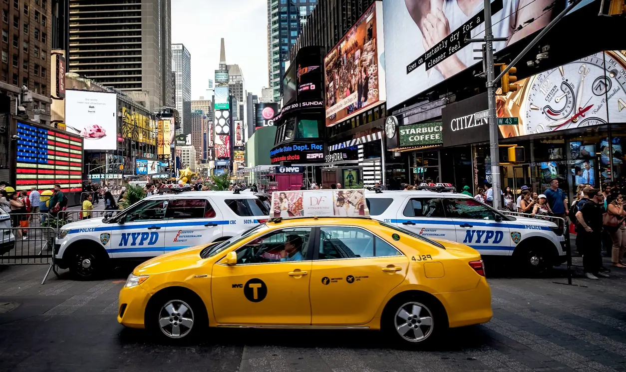 Gul klassisk taxibil st&aring;r p&aring; gatan i New York City