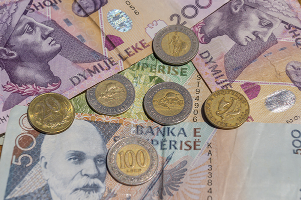 Albanske kortstokksedler og mynter, valuta fra Albania.