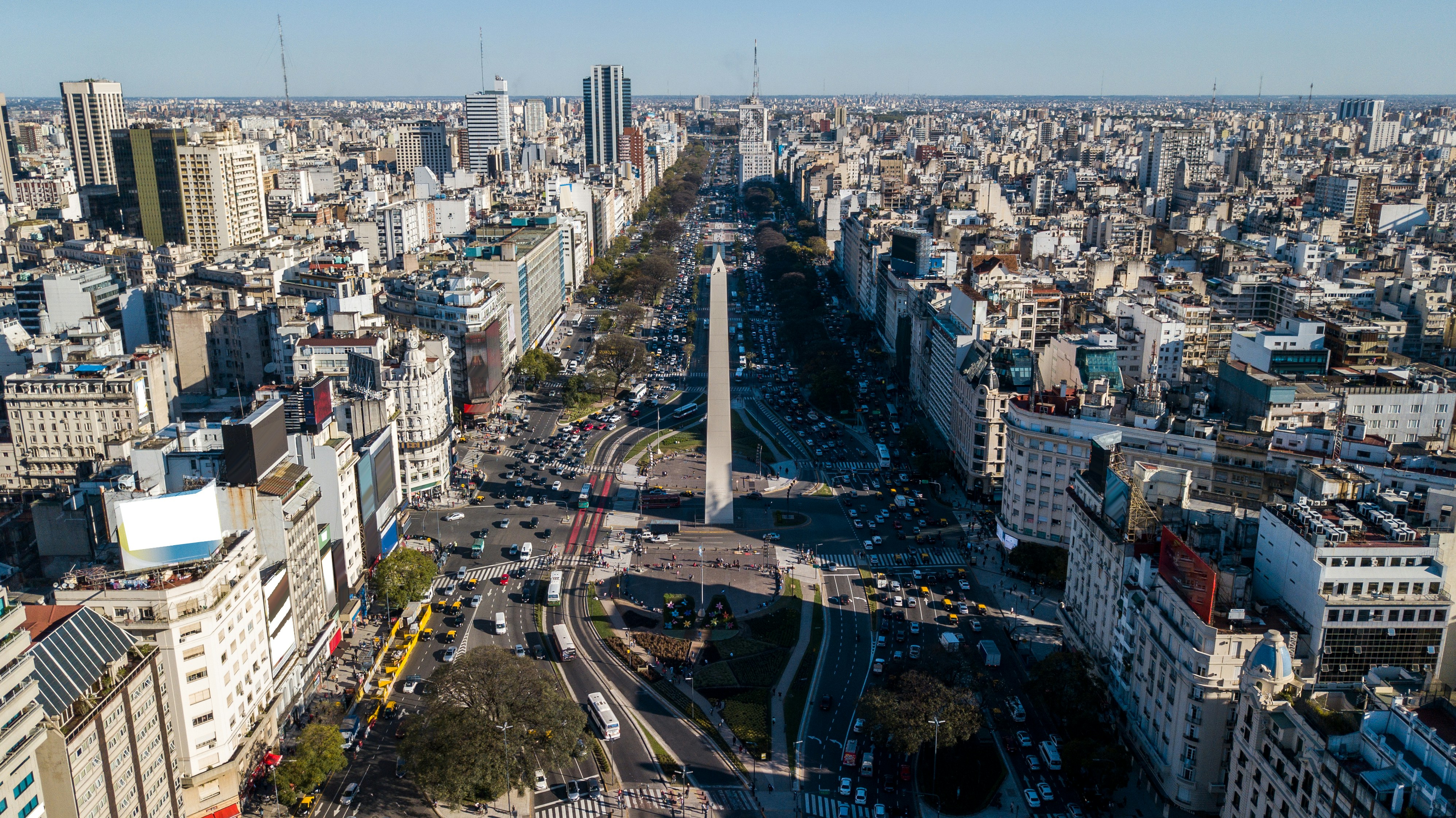 Reis til Buenos Aires - Luftfoto av tett bytrafikk og bygninger i Buenos Aires.