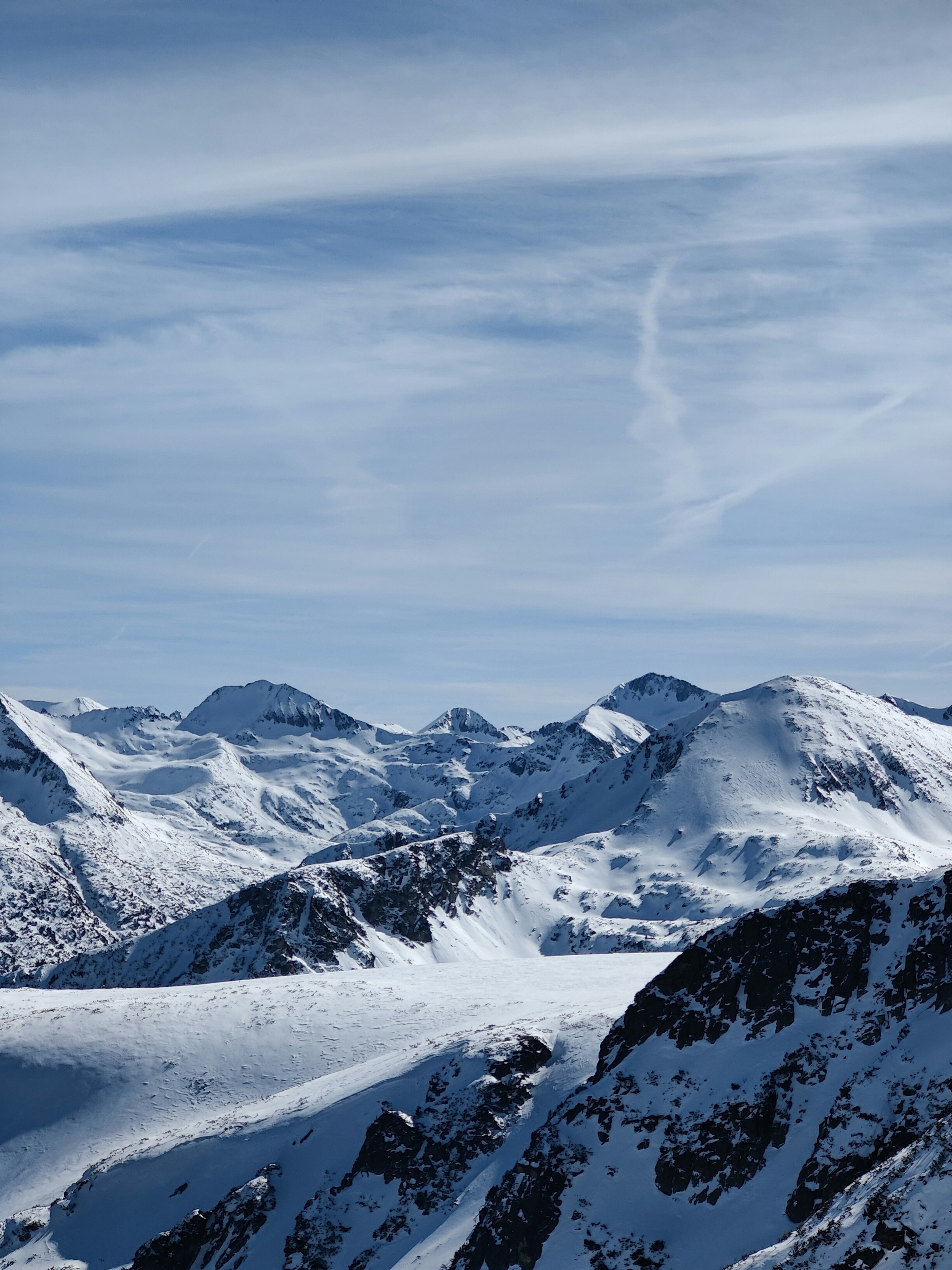 Snødekte fjelltopper under klar himmel i Bansko, Bulgaria.
