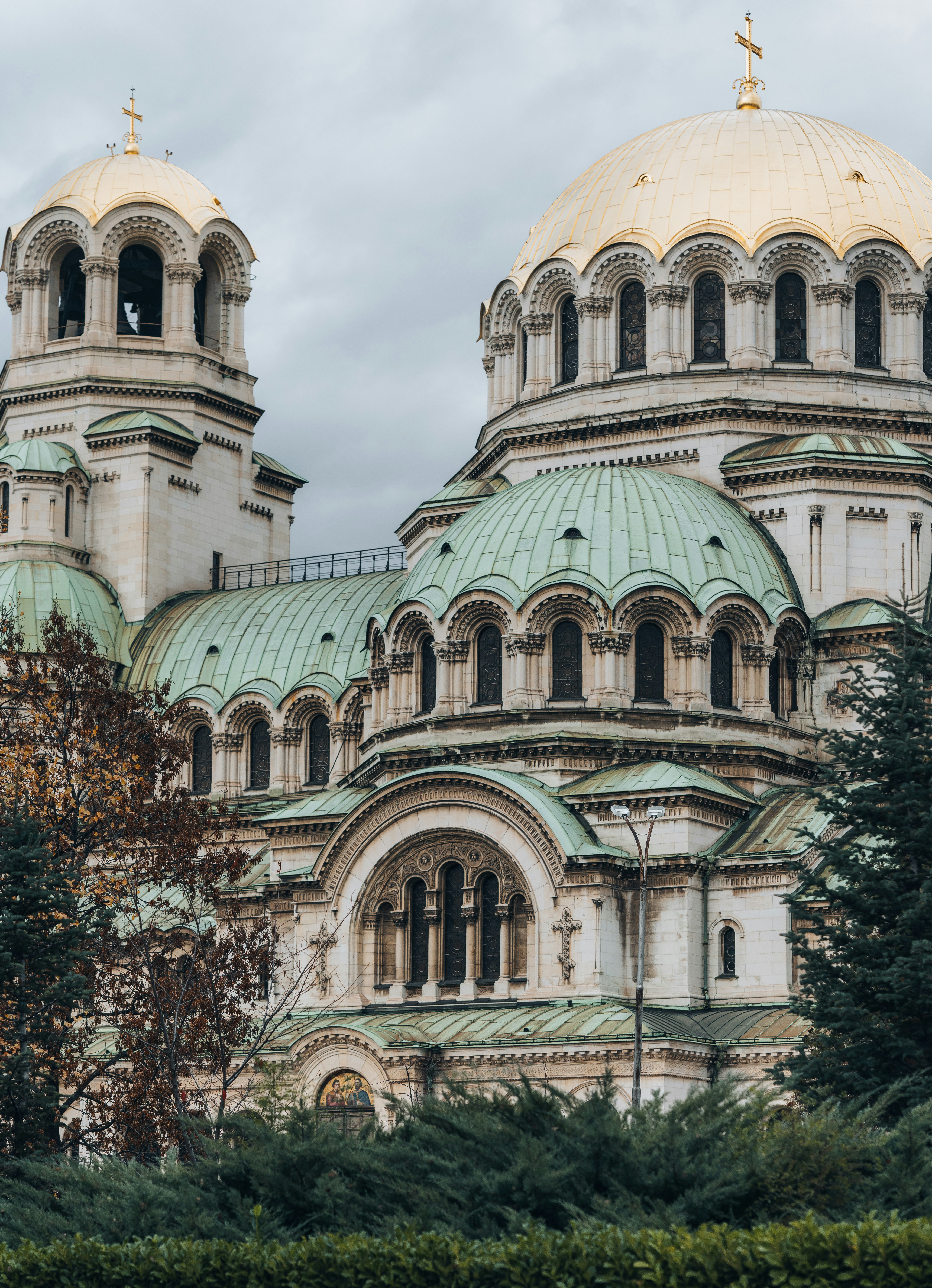 St. Aleksander Nevskij katedralen i Sofia, Bulgaria, med sine karakteristiske gullkupler og dekorative detaljer, mot en overskyet himmel