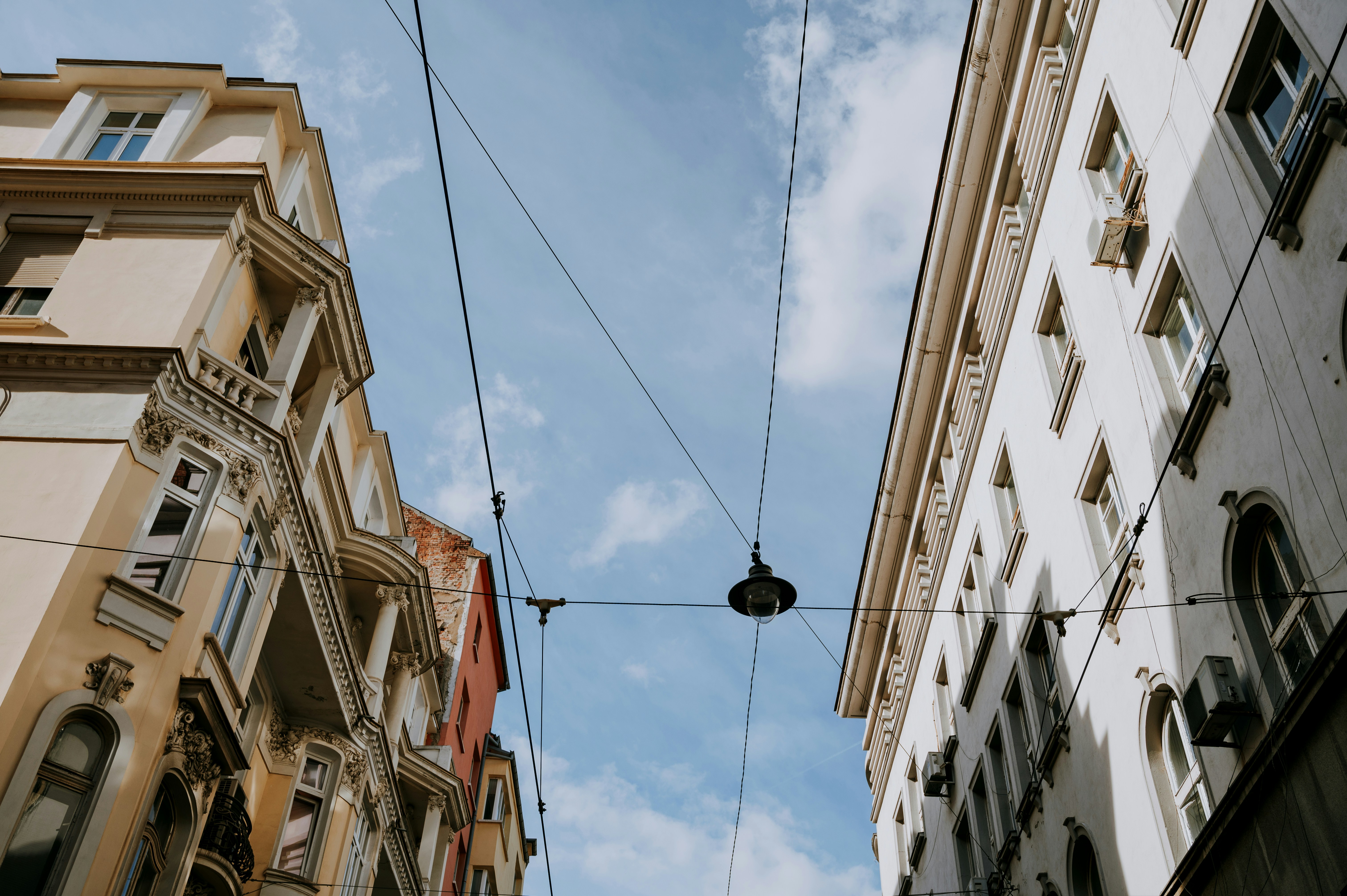 Bygninger med klassisk arkitektur og himmelsett i solfylt vær