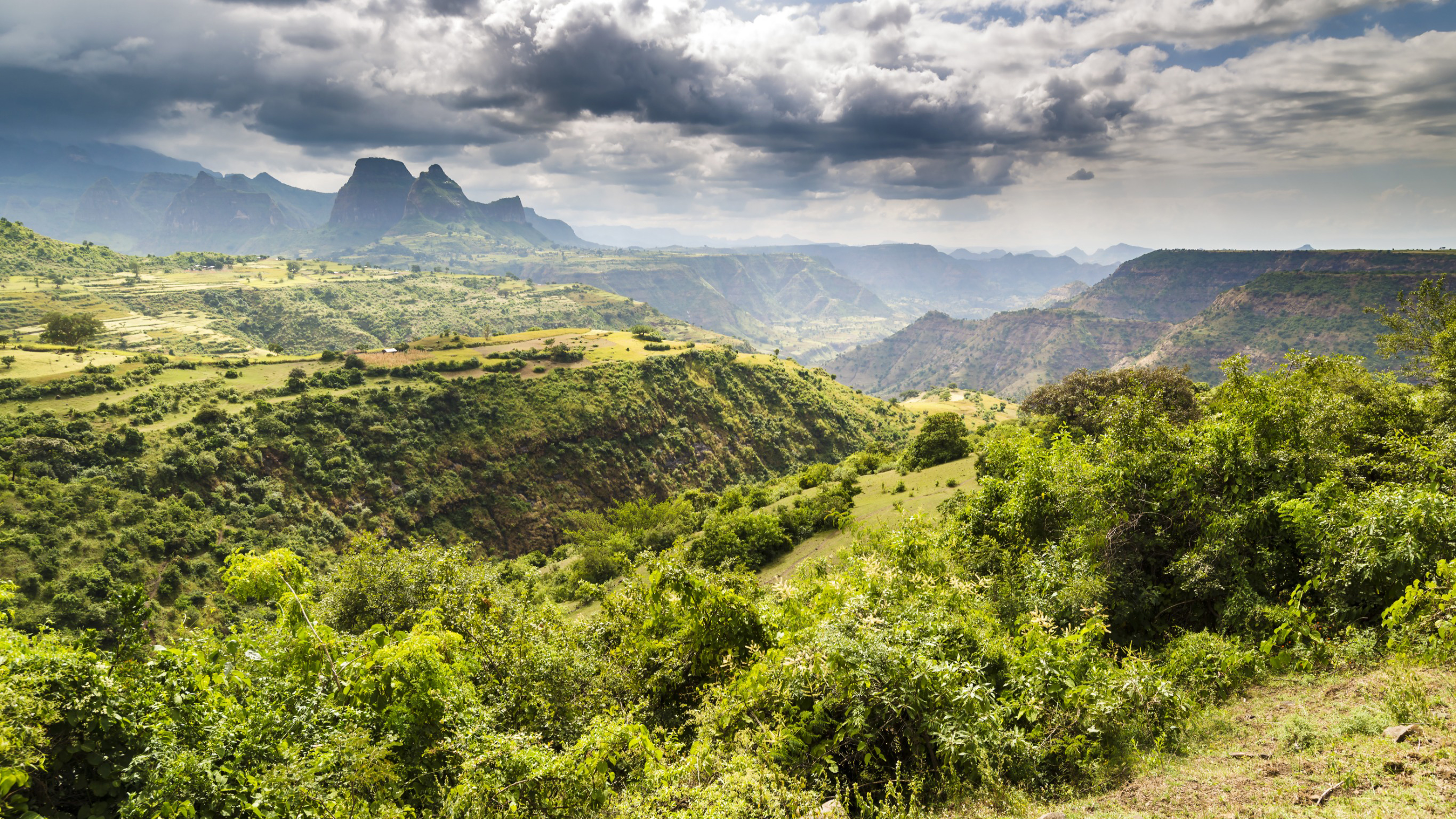 Frodig landskap med fjell og daler under en dramatisk himmel i Simien-fjellene, Etiopia