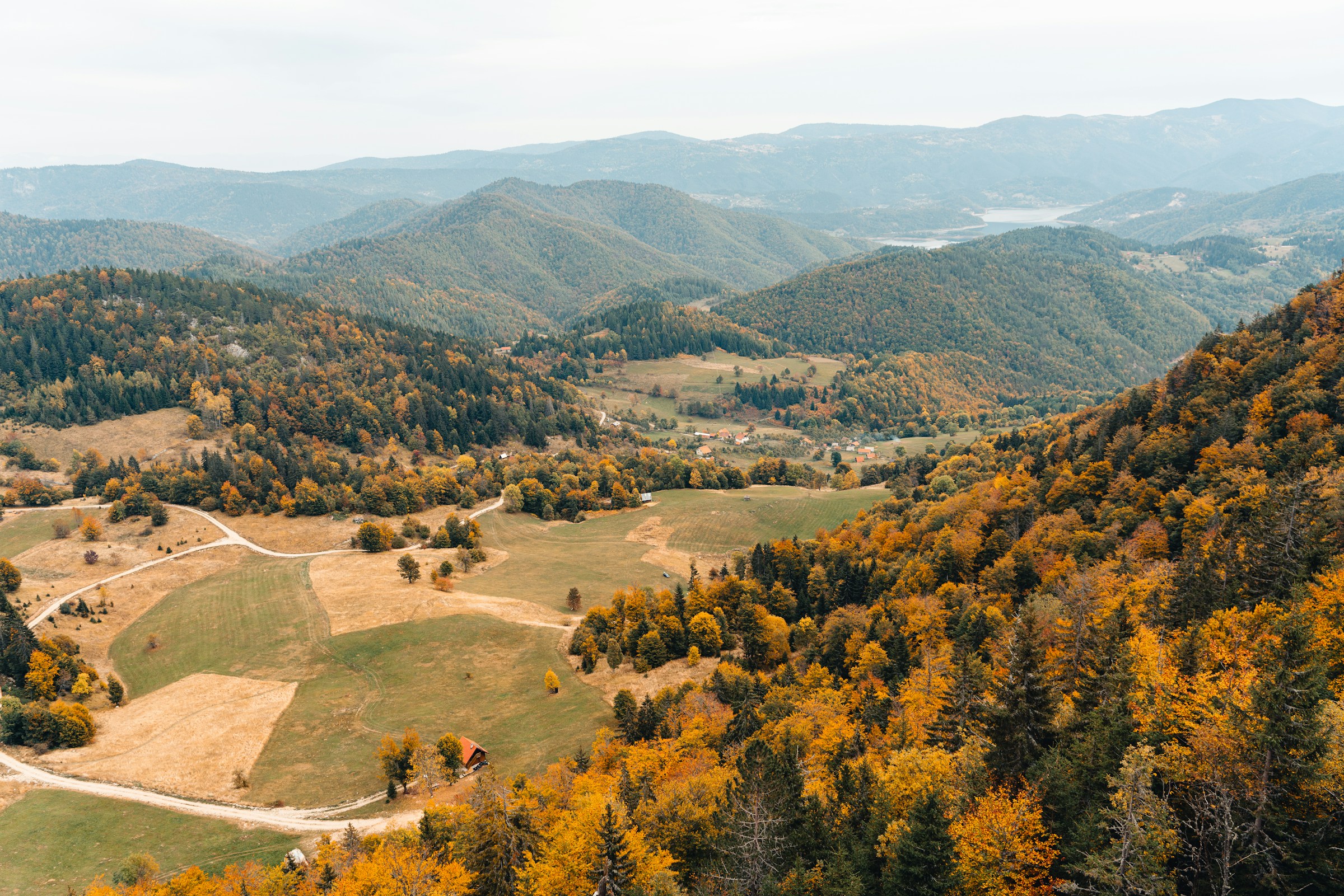 Fugleperspektiv av frodig natur og skog med sletter og fjell i villmarken i Kosovo