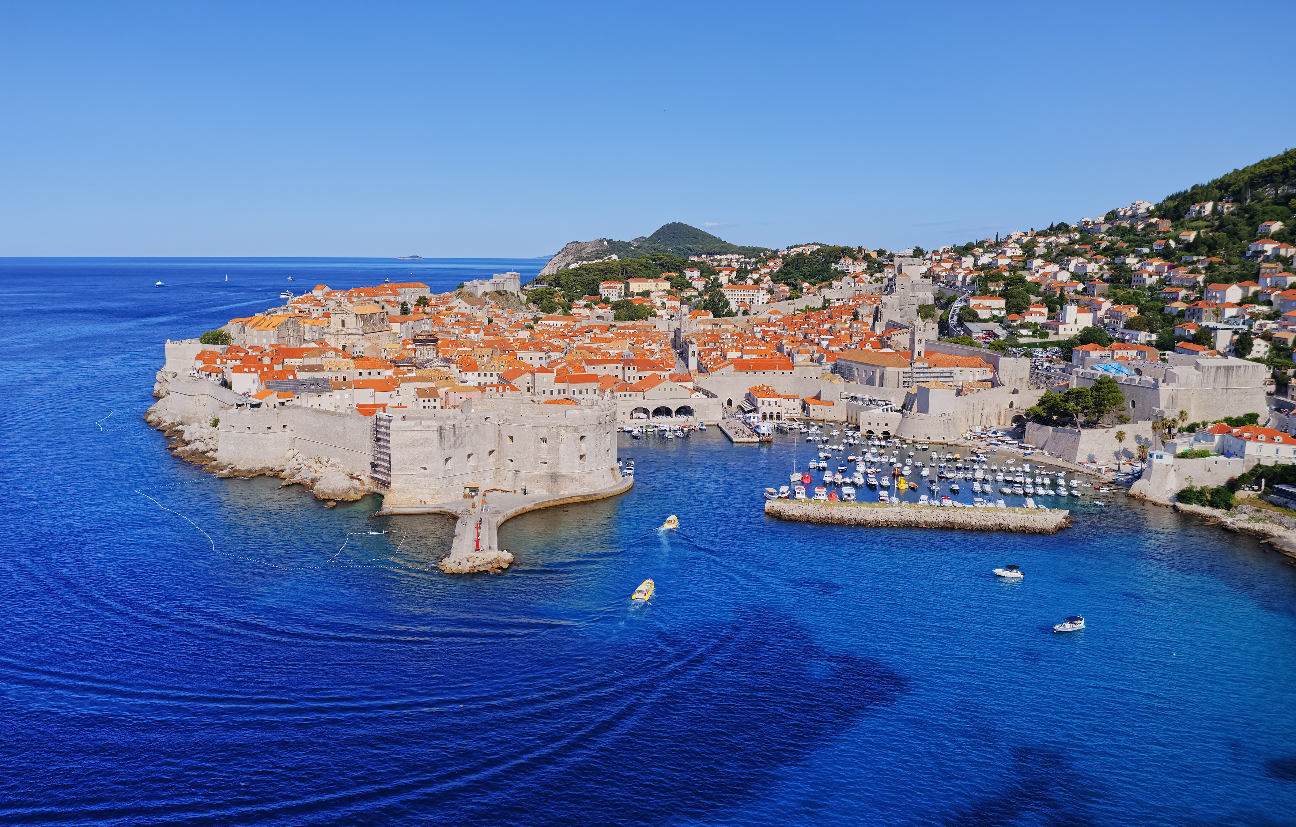 Luftfoto av Dubrovnik, Kroatia, som viser de historiske bymurene, de ikoniske tegltakene og det dypblå Adriaterhavet