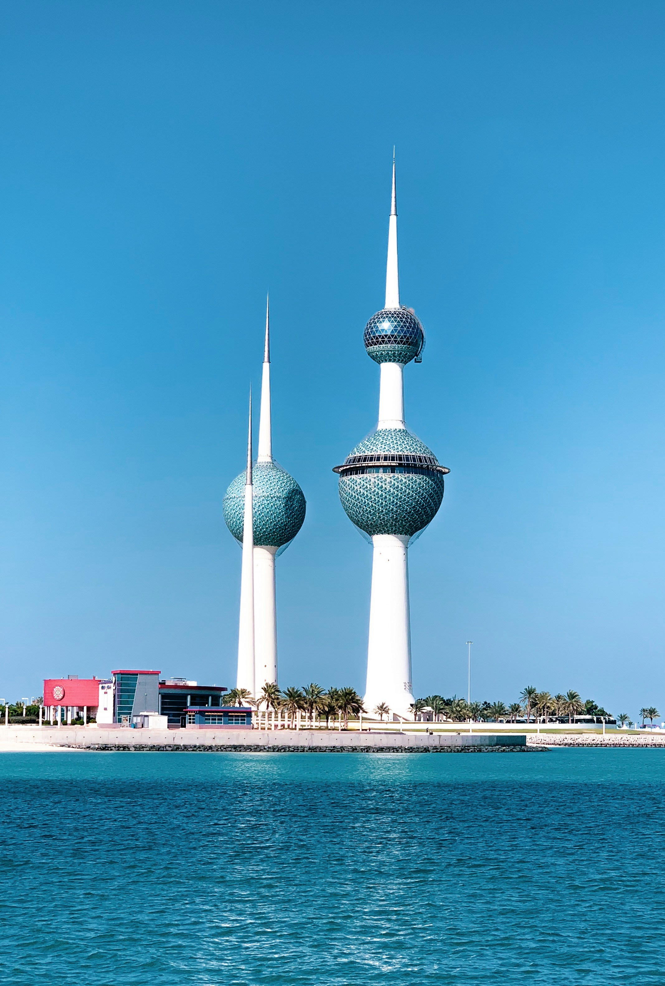 Kuwait Towers ved kysten i Kuwait City, blå himmel i bakgrunnen
