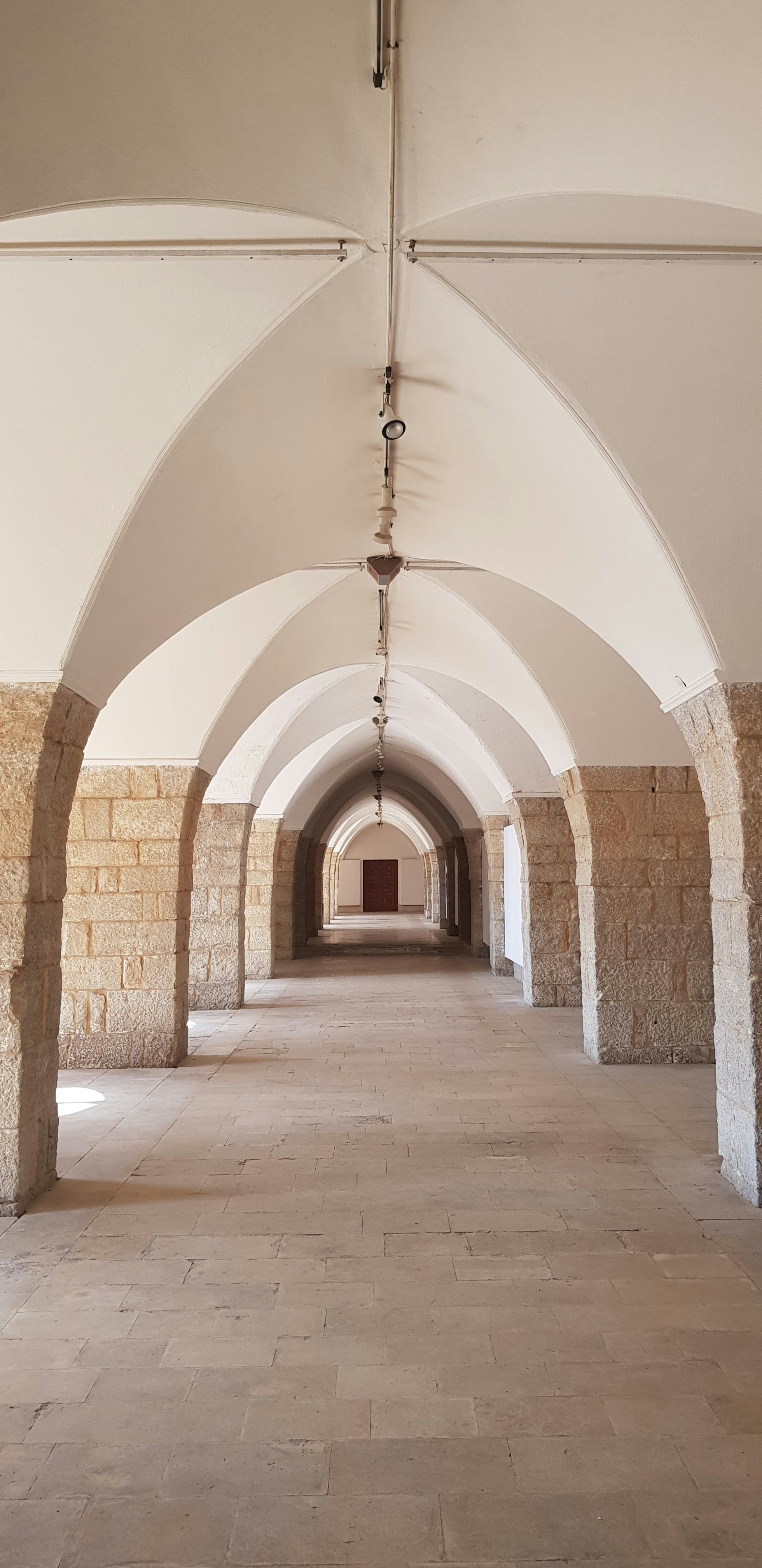 Hvelvet steingang med symmetriske søyler og hvelvet tak