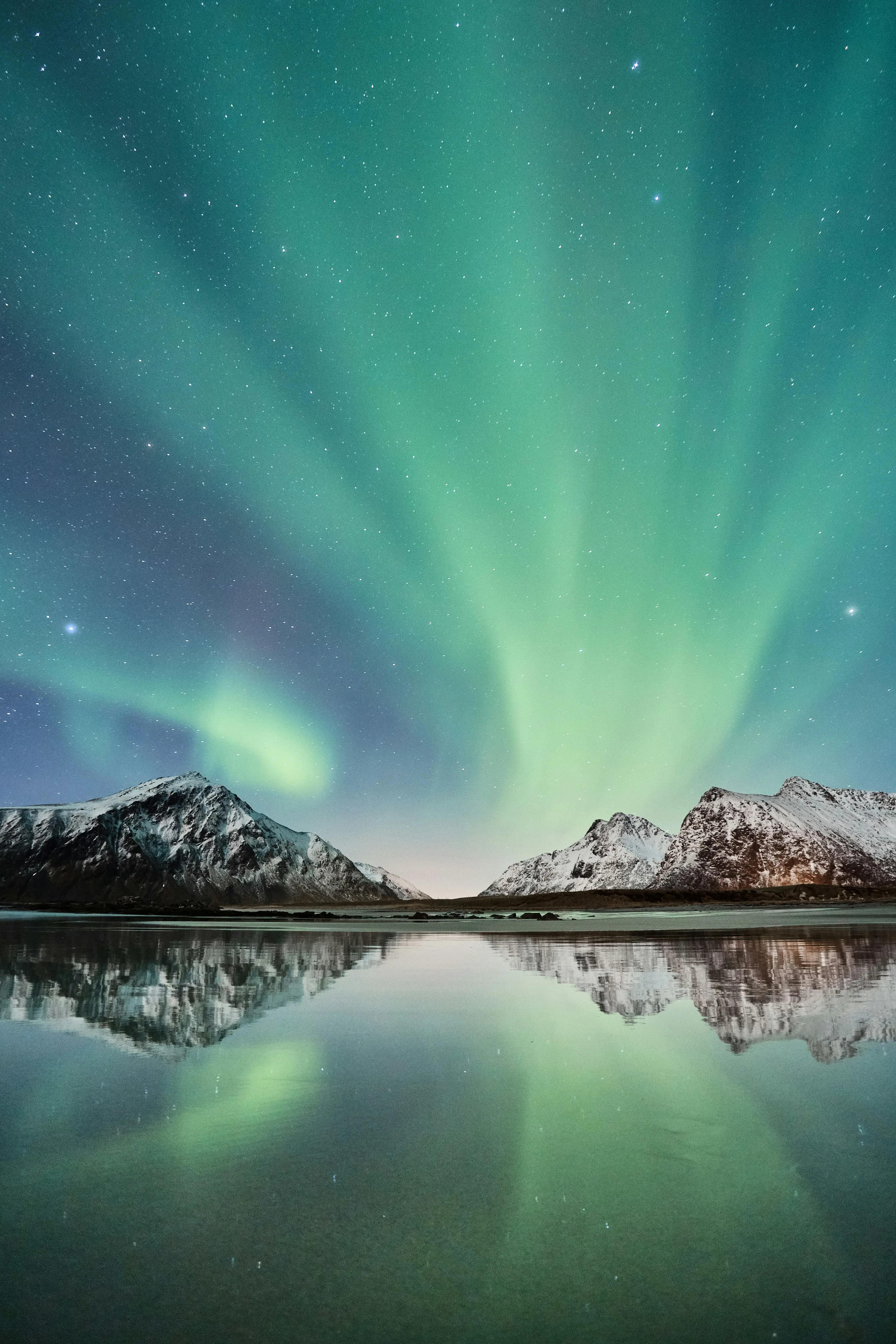 Nordlys over fjellet på Svalbard, Norge
