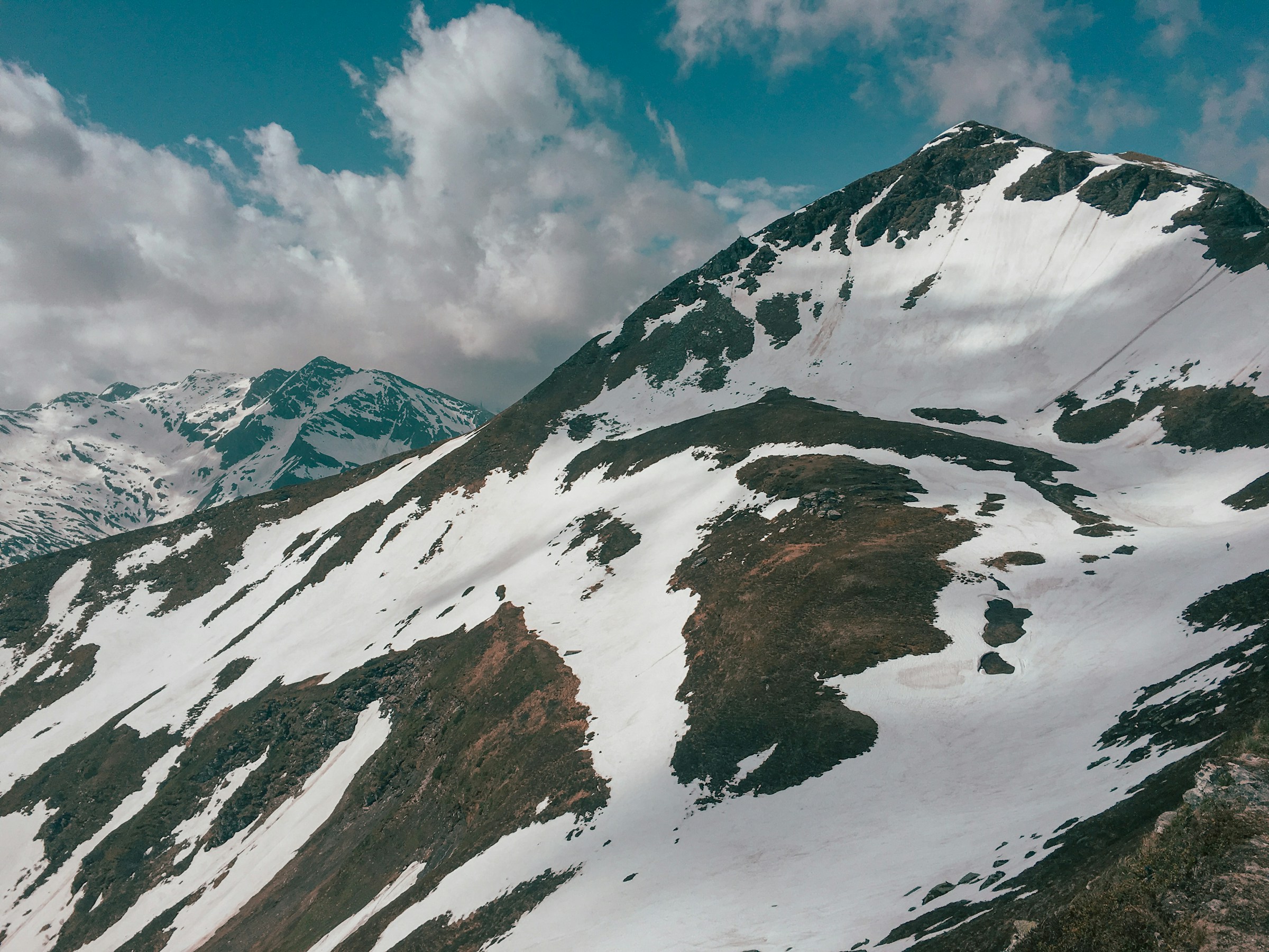 Snødekte fjelltopper mot blå himmel i Bad Gastein, Østerrikes del av Alpene.
