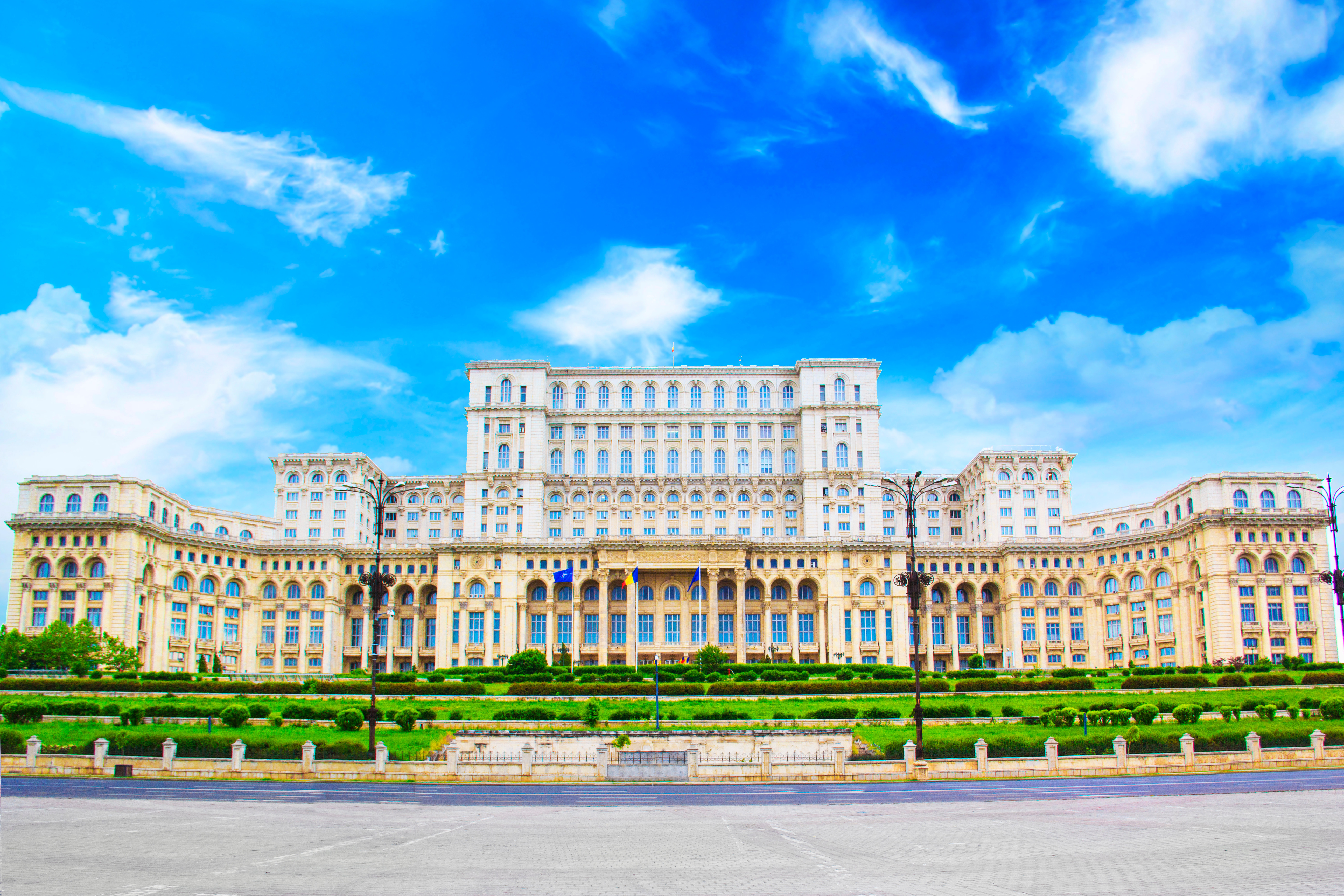 Parlamentspalasset i Bucuresti, Romania, på en klar dag med blå himmel, som viser frem sin storslåtte nyklassisistiske arkitektur