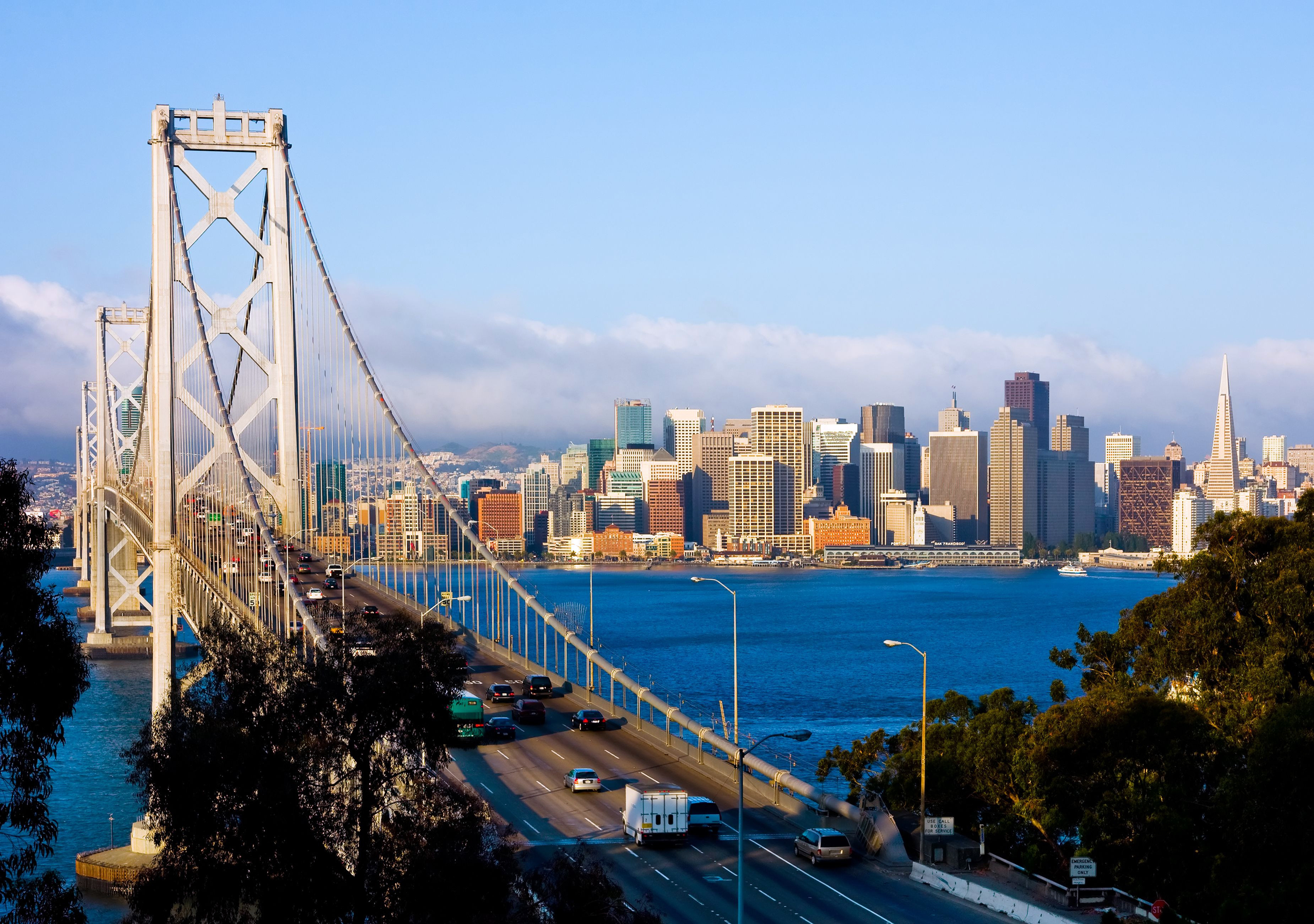 San Francisco Bay Bridge med bysilhuetten i bakgrunnen på en klar dag